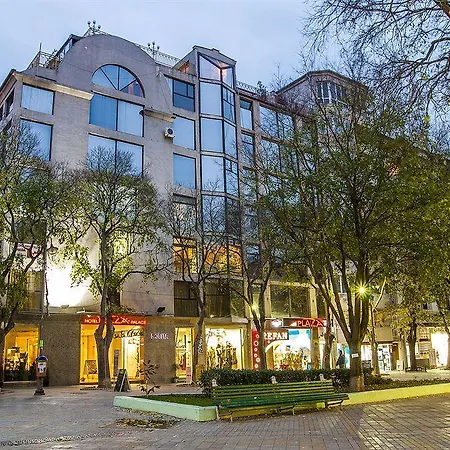 Plaza فارنا